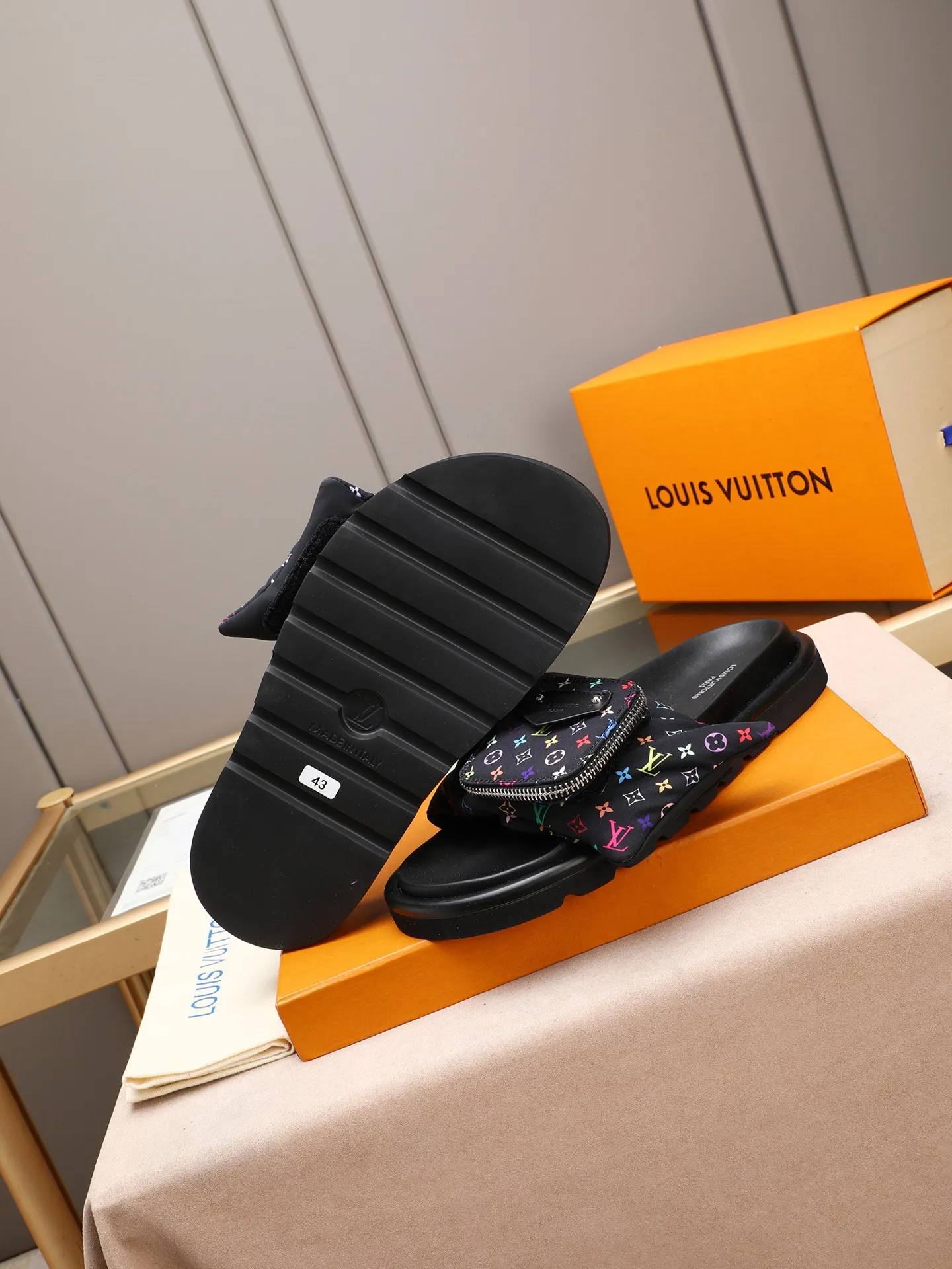 PP400 couple model with drawer box [LOUIS VUITTON] Louis Vuitton, the latest LV official website printed wallet and men's and women's slippers🔥🔥🔥 are now on the market. The drawer box is packed with cloth bags and cards. The upper pattern looks very soft and waxy, and it is a super versatile leg slimming tool. Fabric: Imported denim/down silk cotton embossed, official website pattern printing, lining: water-dyed sheepskin down filling, comfortable to wear, feet: high elastic PU water table. Sole: foam sole, heel height: about 5cm. Size 35-46, 35, 45 and 46 are custom-made and cannot be returned or exchanged. Color: multiple colors available.